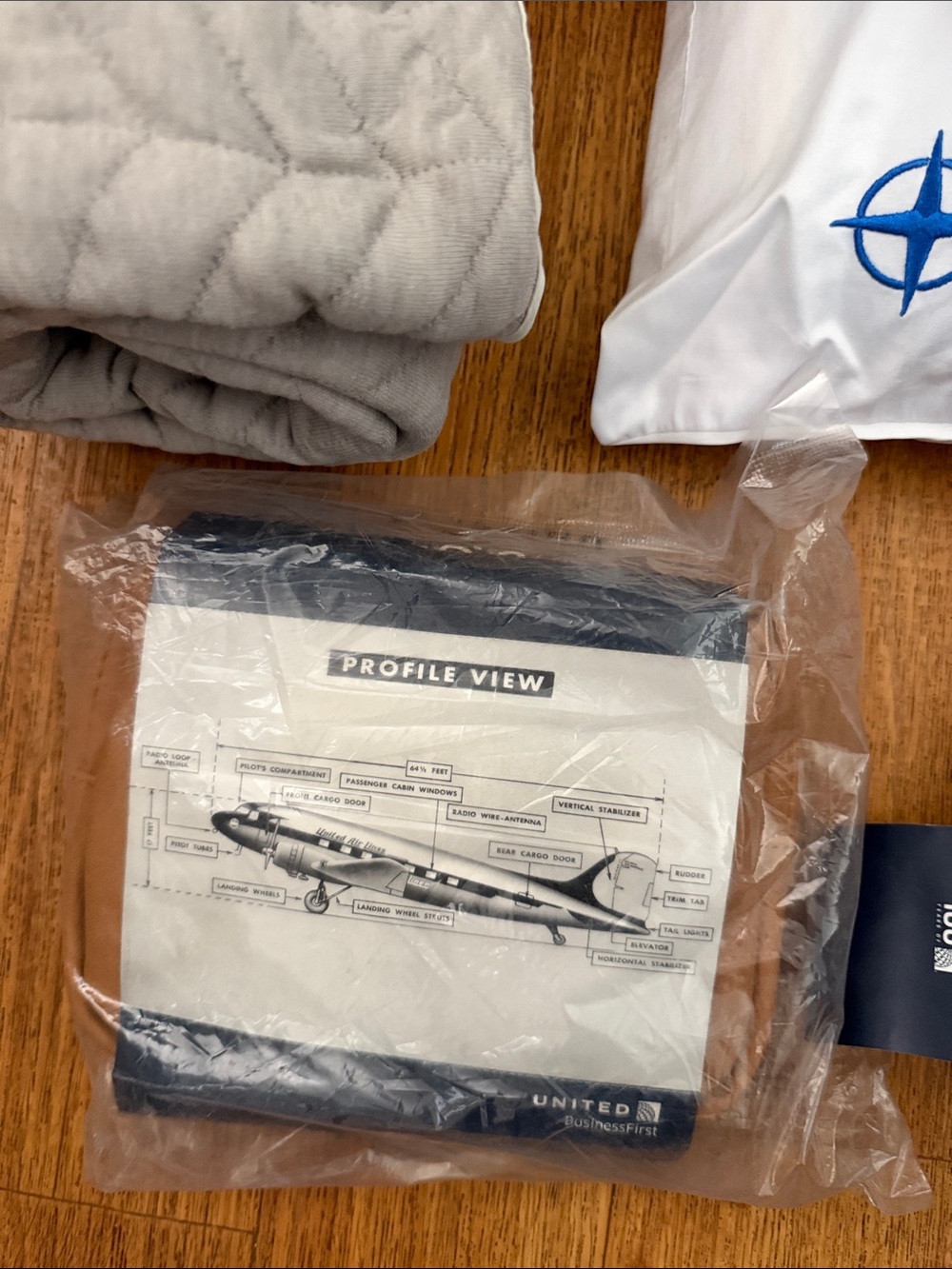 UNITED AIRLINES SAKS FIFTH AVENUE BLANKET MEMORY FOAM PILLOW 100 YEARS COWSHED X - Picture 5 of 10